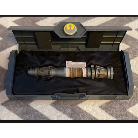 New Star Wars Galaxy Edge REY SKYWALKER LEGACY LIGHTSABER Yellow Disney Sold Out - Picture 9 of 12
